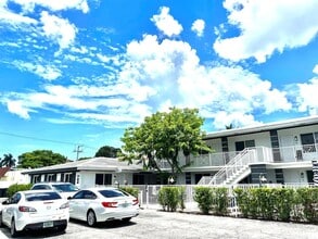 330 W Camino Real in Boca Raton, FL - Foto de edificio - Building Photo