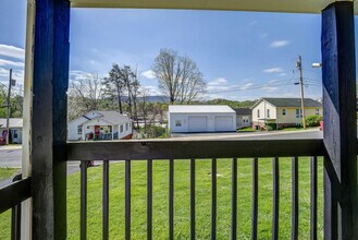 220 Highland Ave in Johnson City, TN - Foto de edificio - Building Photo