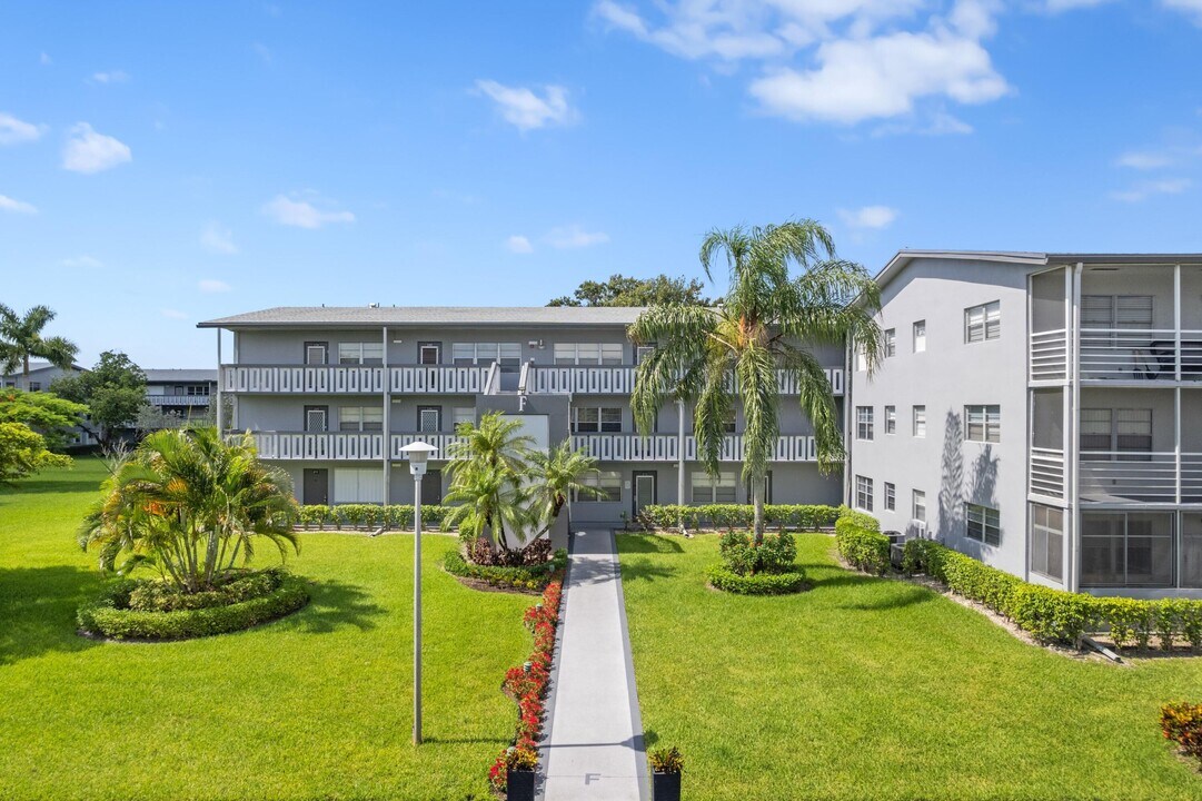 227 Suffolk F in Boca Raton, FL - Building Photo