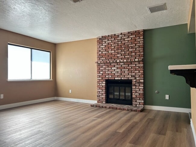 912 W Graaf Ave in Ridgecrest, CA - Building Photo - Building Photo