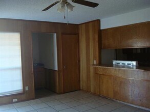 615 NW Renfro St in Burleson, TX - Building Photo - Building Photo