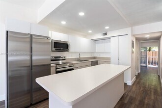 6806 NW 166th Ter, Unit 604 in Miami Lakes, FL - Foto de edificio - Building Photo