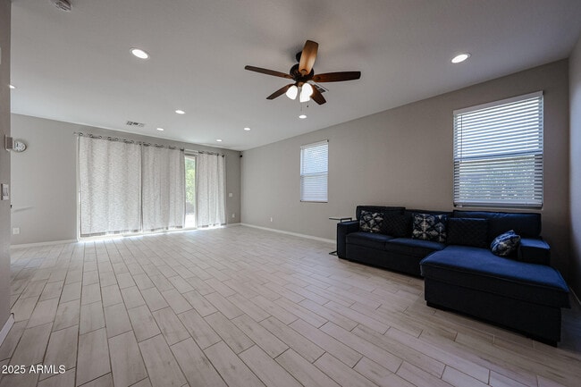 3813 E Branham Ln in Phoenix, AZ - Foto de edificio - Building Photo