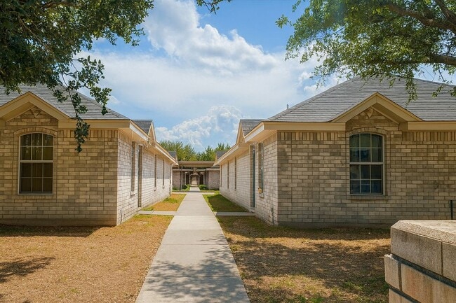 property at 2220 W Candlelight Ln