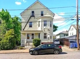 13 Magill St, Unit Unit 2 in Pawtucket, RI - Building Photo