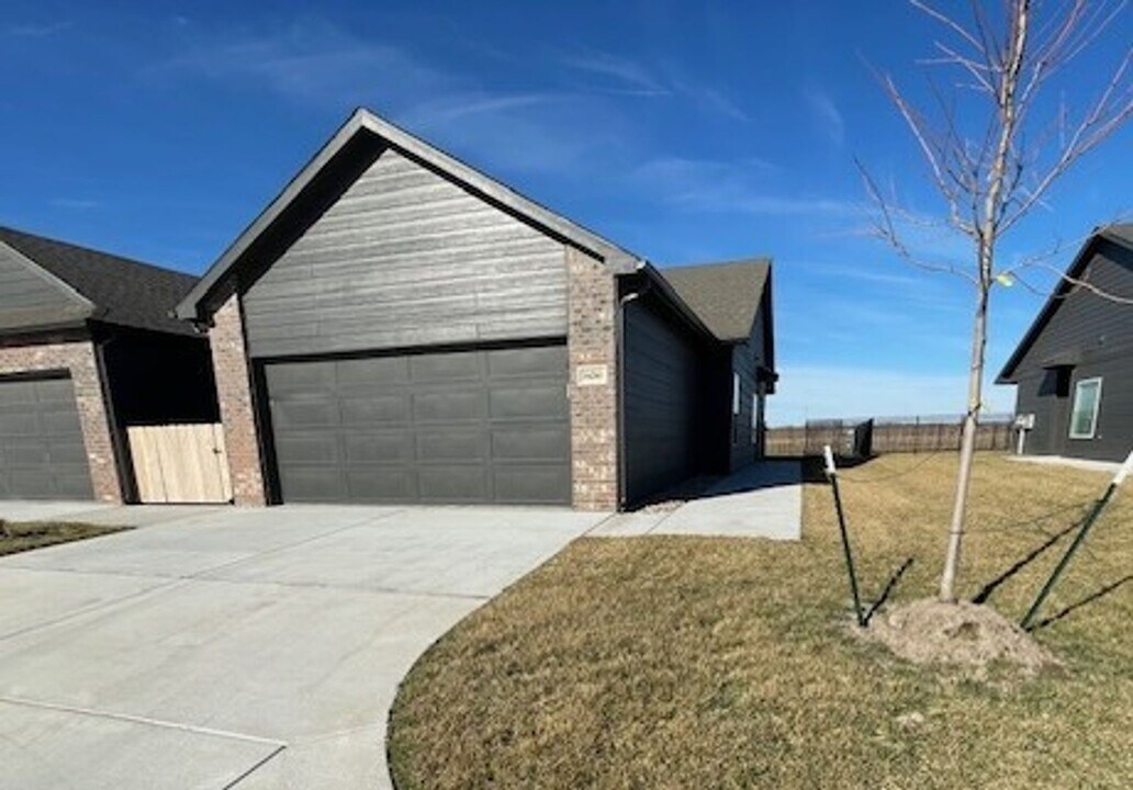 16271-16273 W Ike Ct in Goddard, KS - Building Photo