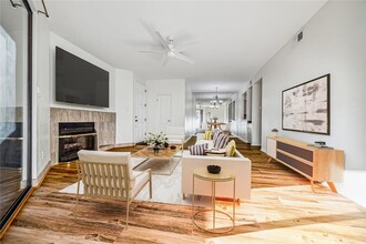 5220 Weslayan St in Houston, TX - Foto de edificio - Building Photo