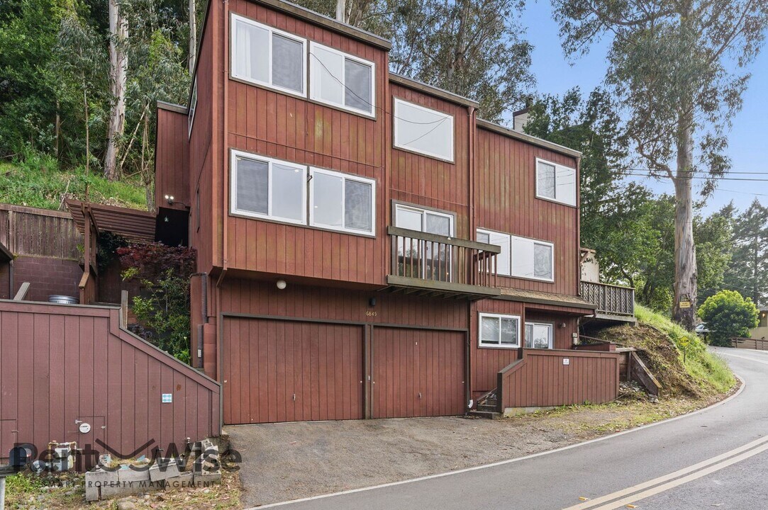 6845 Thornhill Dr in Oakland, CA - Building Photo