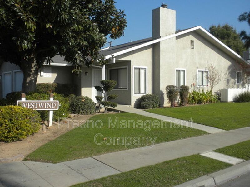 944 W McKinley Ave in Fresno, CA - Building Photo