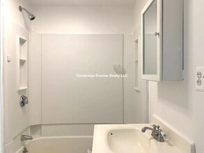 60 Linwood St, Unit 2 in Malden, MA - Foto de edificio - Building Photo