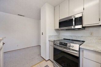 121 Luna Grande Cir in Sacramento, CA - Building Photo - Building Photo