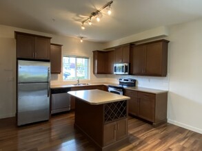 1675 Crescent View Dr in Nanaimo, BC - Building Photo - Building Photo
