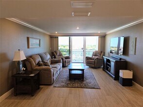 1 Key Capri in Treasure Island, FL - Building Photo - Building Photo