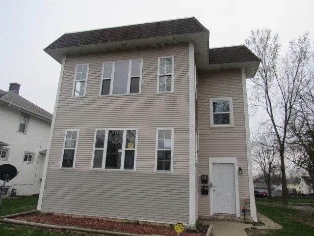 property at 1152 E Maple St