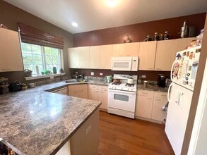 333 N W Pointe Dr in Vernon Hills, IL - Building Photo - Building Photo