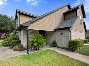 6504 Lago Vista Dr in Benbrook, TX - Foto de edificio - Building Photo