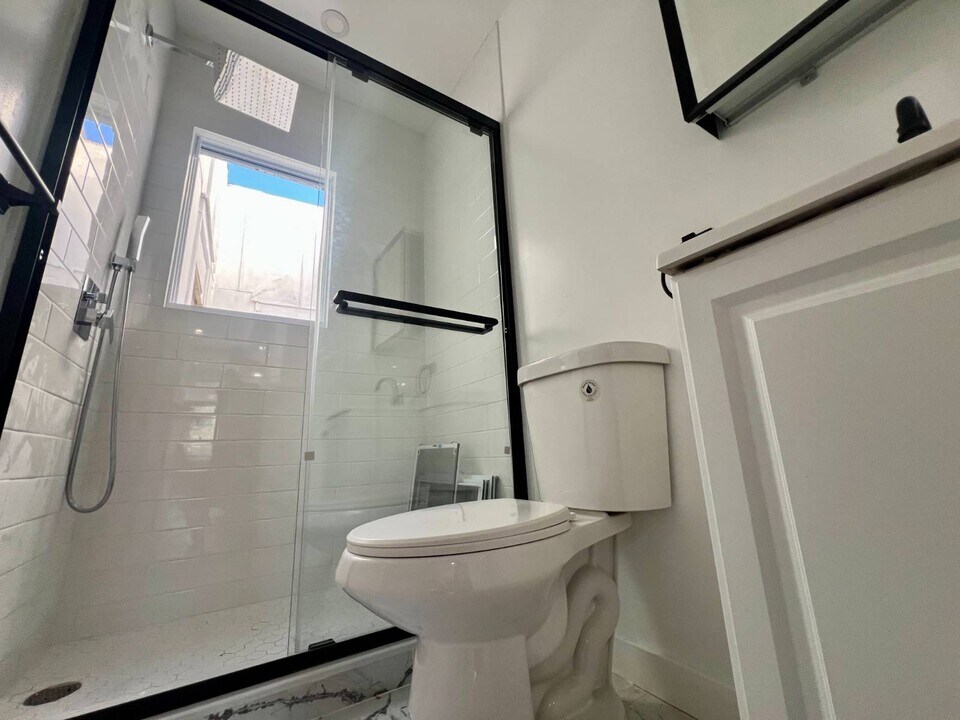 81-05 Northern Blvd in Queens, NY - Building Photo