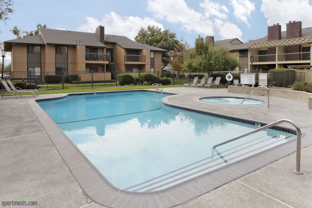 Park Lakewood in Modesto, CA - Foto de edificio
