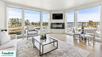 11505 NE Yacht Harbor Dr in Portland, OR - Building Photo