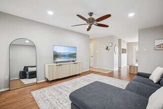 4159 Steck Ave, Unit 240 in Austin, TX - Foto de edificio - Building Photo