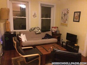 71 S Huntington Ave in Boston, MA - Foto de edificio - Building Photo