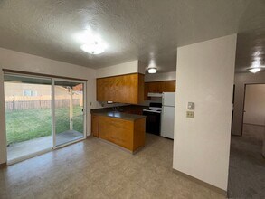 170-190 W Dahlia St in Yamhill, OR - Building Photo - Building Photo