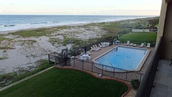 1305 S Atlantic Ave, Unit Hacienda Del Mar #370 in Cocoa Beach, FL - Building Photo