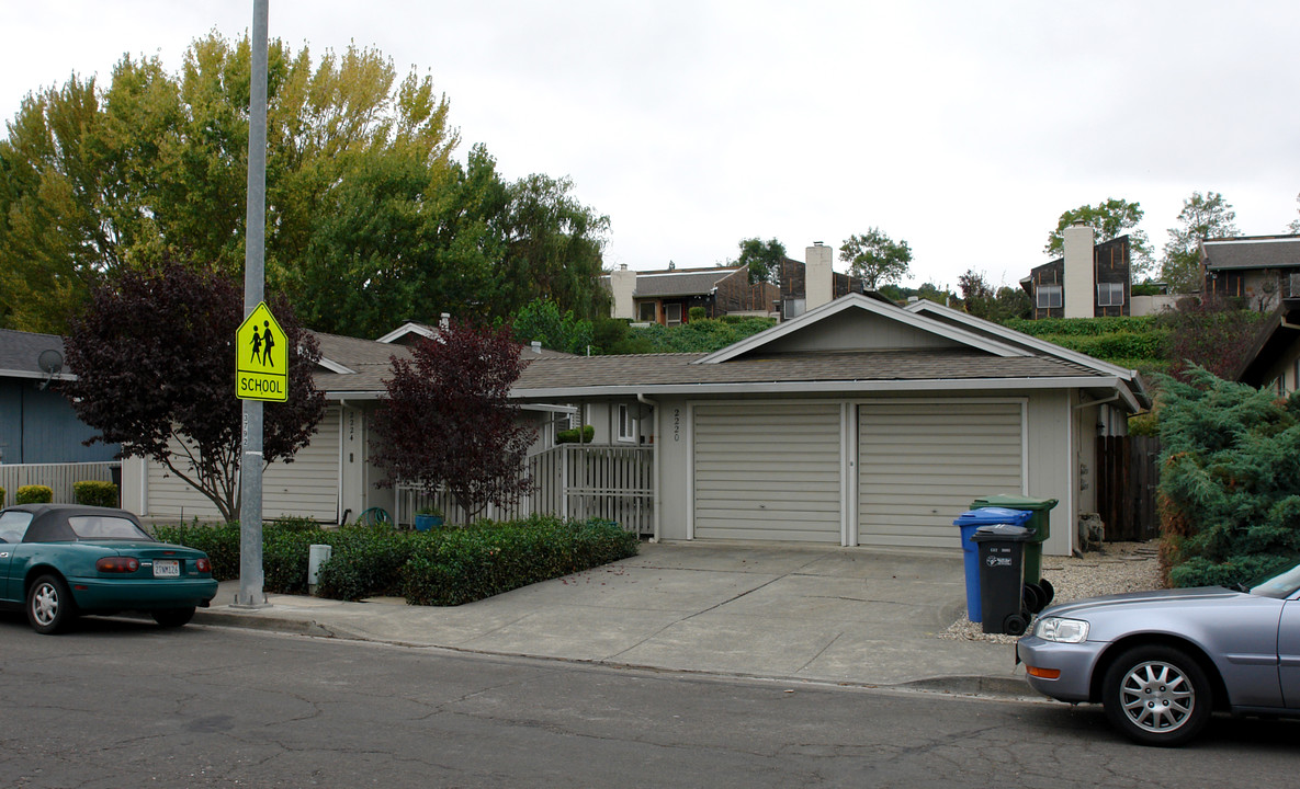 2220 Mesquite Dr in Santa Rosa, CA - Foto de edificio