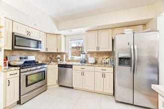 446 Roedel Pl in Paramus, NJ - Building Photo - Building Photo