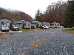 25 Mothergoose Ln in Cullowhee, NC - Foto de edificio - Building Photo