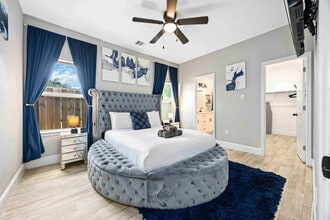 8138 Bassett St in Houston, TX - Foto de edificio - Building Photo