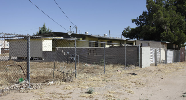 15588 Sequoia Ave in Hesperia, CA - Building Photo - Building Photo