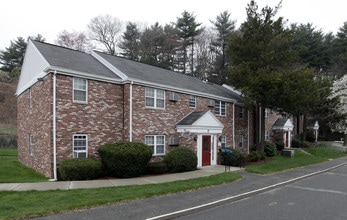 West Stoughton Village in Stoughton, MA - Foto de edificio - Building Photo
