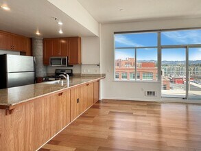 5855 Horton St in Emeryville, CA - Building Photo - Building Photo