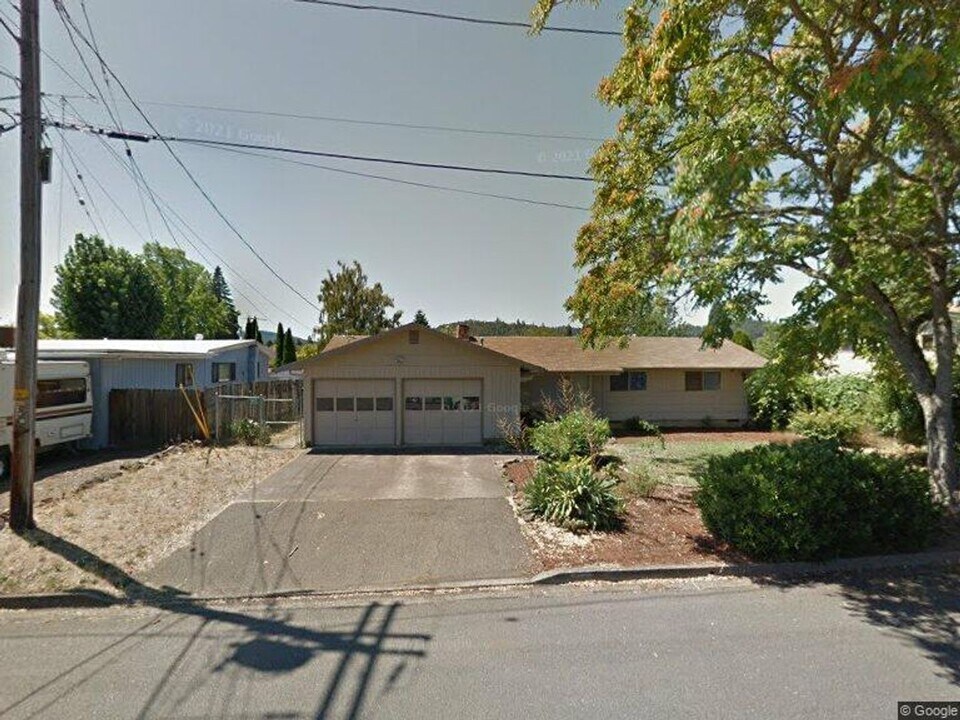1496 NW Almira St in Roseburg, OR - Building Photo