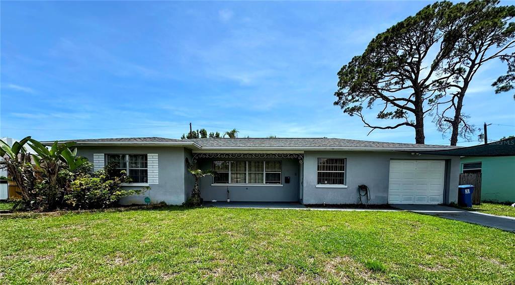 1738 Tyrone Blvd N in St. Petersburg, FL - Building Photo