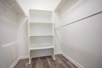 The Lake in Fullerton, CA - Foto de edificio - Interior Photo
