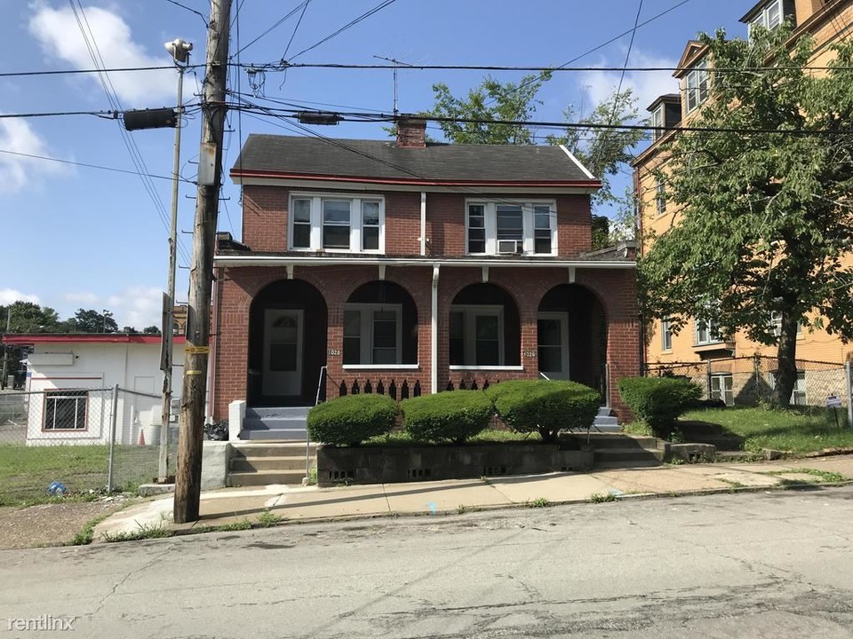 1028 Wallace Ave in Pittsburgh, PA - Foto de edificio