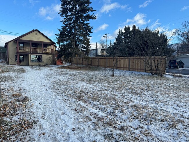 property at 1002 W Pine St