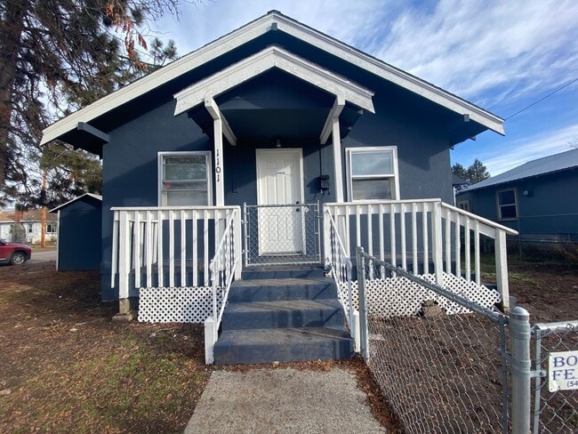 property at 1101 E Main St