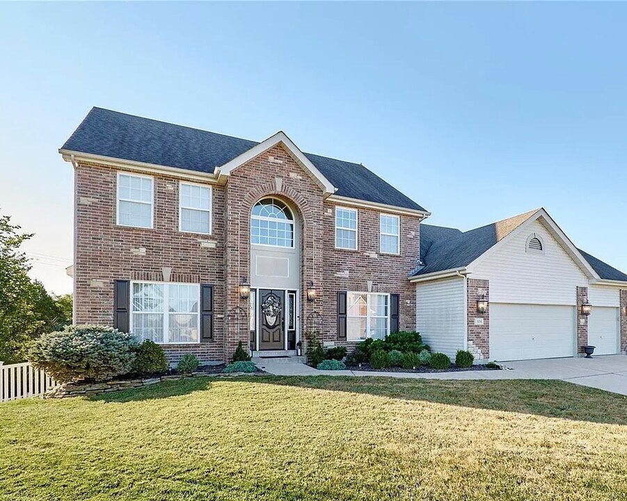 834 Kevin Dr in Wentzville, MO - Building Photo
