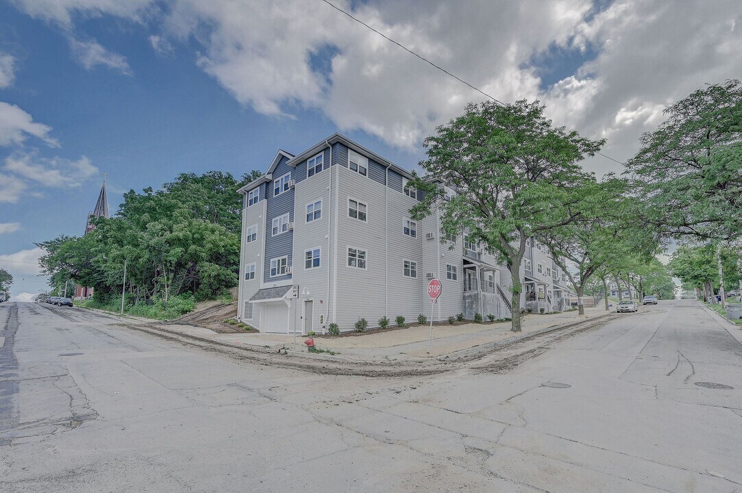 Park Hill Family in Milwaukee, WI - Building Photo