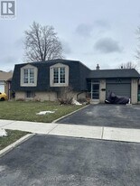 235 Louis Dr in Mississauga, ON - Building Photo