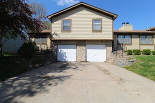 121 N Saxony Dr in Olathe, KS - Building Photo