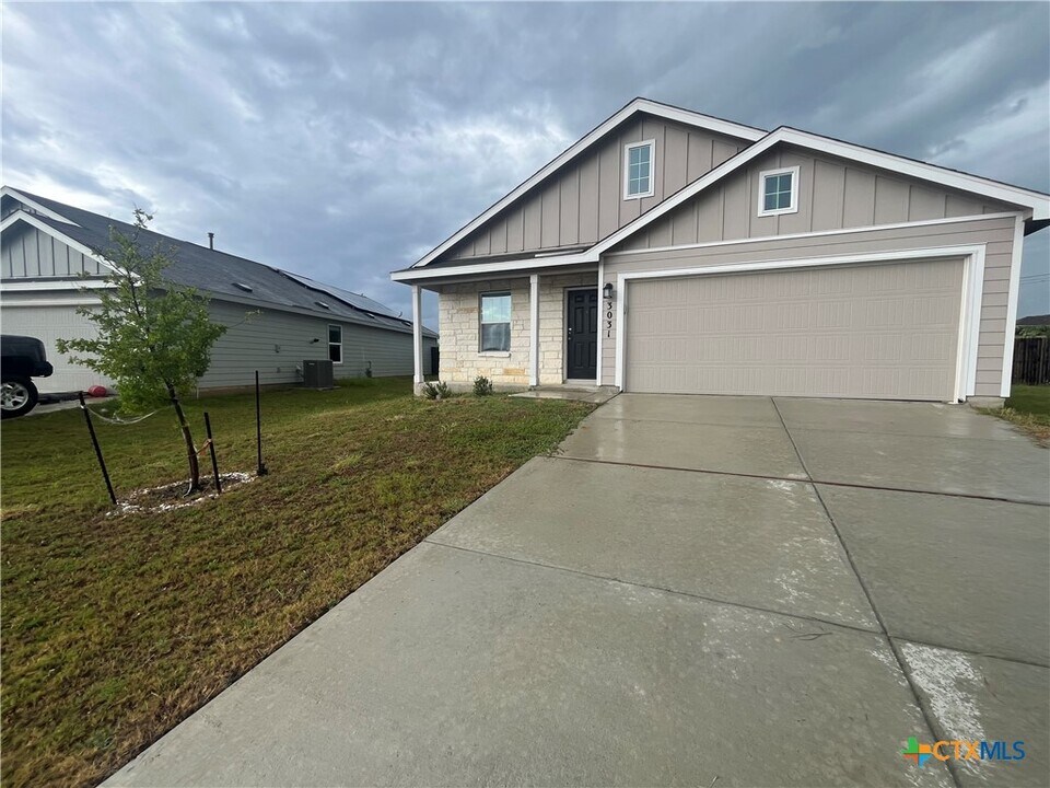 3031 Shore Lark in Canyon Lake, TX - Foto de edificio
