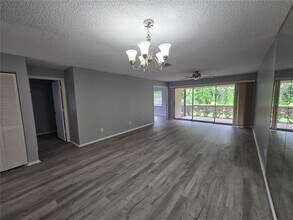 7056 W Country Club Dr N in Sarasota, FL - Building Photo - Building Photo