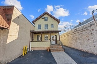 27 E Madison Ave in Clifton, NJ - Building Photo