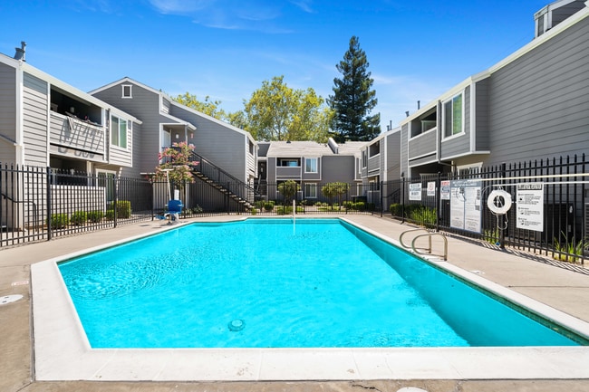 Southwind Court Apartments in Sacramento, CA - Foto de edificio - Building Photo