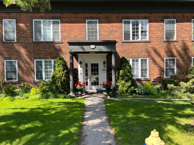 236 S Kingsway in Toronto, ON - Building Photo - Building Photo