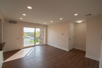 14949 Lake View Dr, Unit 306 in Orland Park, IL - Foto de edificio - Building Photo